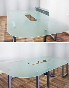 Стеклянный стол для переговоров